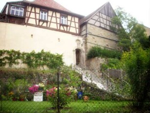 Stadtbefestigung-Stadtmauer im Süden mit Schießscharten und Fachwerk-Häusern