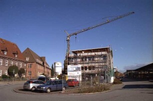 Mommsenstrasse Ecke Käthe-Kollwitz-Straße: Rohbau eines Ärztehauses, links Kran