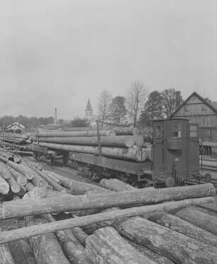 Eisenbahnwagen, mit Langholz beladen : Technikgeschichte | Technologie | Holzgewinnung und Bearbeitung
