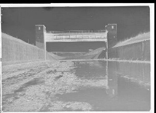 Staustufe Gerlachshausen-Volkach, Umgehungskanal. Hochwassersperrtor von unterstrom gesehen. Dahinter die Spannbetonbrücke zur Überführung der Landstraße I.O. (1. Ordnung) Volkach-Sommerach.