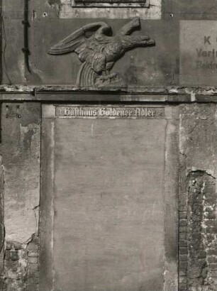 Meißen-Vorbrücke, Zscheilaer Straße 5. Ehemaliger Gasthof "Goldener Adler" (Wohnhaus) (1851/1900). Vermauerte Haustür und Adlerrelief