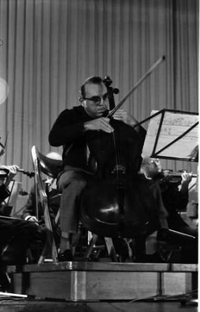 Donaueschingen: Donaueschinger Musiktage; Ernest Bour dirigiert und Siegfried Palm, Violoncello; Uraufführung von Penderecki