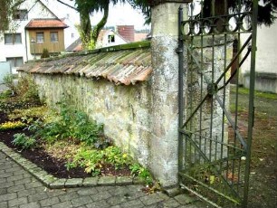 Kirchhof im Westen mit Kirchhofmauer im Querschnitt