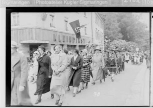 Fronleichnamsprozession in Sigmaringen; Jungfrauenkongregation vor dem Cafe Kleindinst