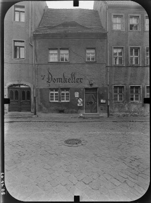 Meißen-Altstadt, Domplatz 9. Domherrenhaus (Gasthaus Domkeller, um 1500). Straßenfront