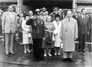 Berlin (Ost). Besuch des sowjetischen Kosmonauten German Titow in Berlin, 1. bis 2. September 1961. German Titow mit Gattin Tamara und Walter Ulbricht mit Gattin Lotte beim Empfang am Flughafen