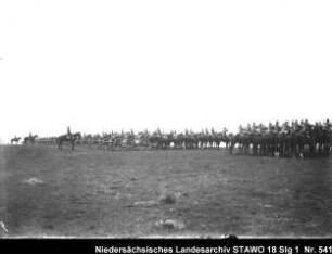 Geländeübung und Besichtigung des Feld-Artillerie-Regiments Nr. 46 Enthält: In Front aufgestellte berittene Soldaten, links: auf mit Pferden bespannten Geschützlafetten, rechts: Blaskapelle