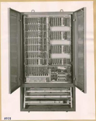 Fernsteuerung poln.Staatsbahn, geöffneter Schrank; Foto 1953