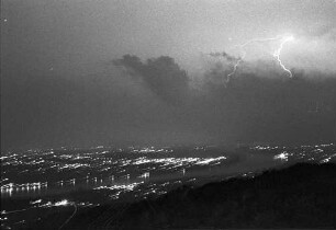 Königswinter, Petersberg: Blick vom Petersberg, bei Nacht, mit Blitz