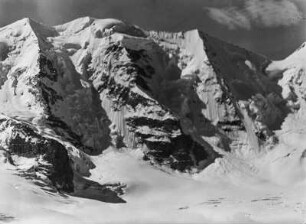 Piz Palü : Blick von der Bergstation Diavolezza auf die drei verschneiten Gipfel des Piz Palü.