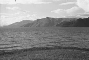 Östliche Umrandung des Tobasees : Seelandschaft mit Bergen im Hintergrund