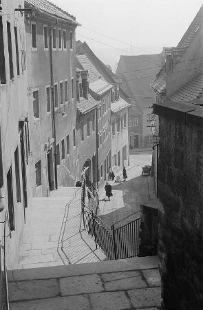 Blick in eine Gasse. Aufstieg zum Burgberg