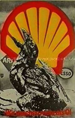 Den Umweltfrevel anprangerndes Plakat, auf dem ein sterbender ölschlammdurchtränkter Seevogel vor die Logos der führenden Erdölkonzerne montiert ist