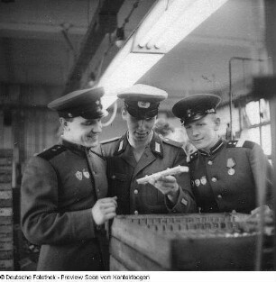Sowjetische und deutsche Soldaten im SWD (Sachsenwerk?)