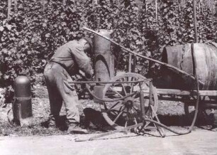 Foto Rückenspritze mit Auffüllwagen