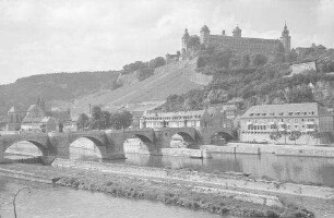 Würzburg: Alte Mainbrücke und Marienberg, vom Mainkai
