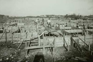 Güstrow, Speicherstraße. Baustelle Kongreßhalle. Herstellen der Verschalung für das Fundament und der Stahlbewehrung