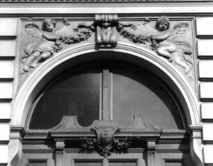 Görlitz-Altstadt, Augustastraße 11. Wohnhaus (um 1890). Portalabschluß