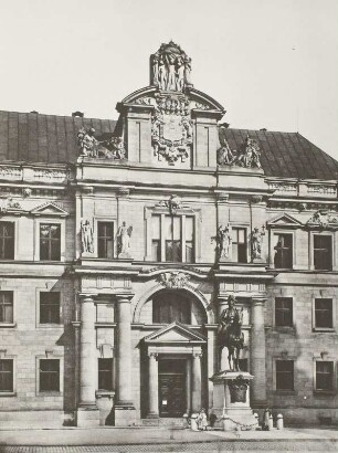 Dresden-Altstadt, Schloßplatz, Hauptfassade des Ständeshauses zum Platz mit Reiterstandbild für König Albert, Ausschnitt mit Mittelrisalit