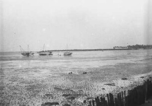 Strand von Kilwa bei Ebbe : Strand von Kilwa bei Ebbe mit Booten