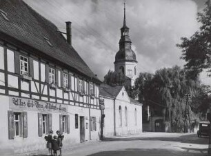 Lausa, Blick zum Kirchhof mit dem alten Gasthof