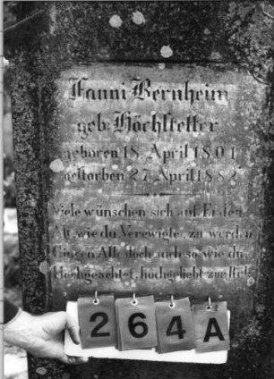Grabstein 264 (Index: 99789667) Material: Sandstein Zustand: leicht verwittert Maße HxBxT: 173x63x19 cm Symbolik: aufgeschlagenes Buch mit Inschrift: Psalmenbuch: Grabstein 264A