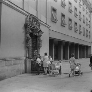 Dresden. Dinglingerbrunnen am Hotel Gewandhaus, von Johann Melchior Dinglinger, zierte ursprünglich Hof und Wohnhaus Dinglingers