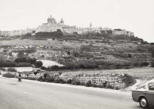 Stadtansicht mit Cahedral of St. Peter and Paul von der Straße nach Valletta