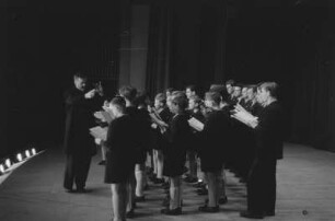 Aufnahmen eines Chorauftritts der "Petits Chanteurs á la Croix de Bois" und Leitung von Abbé Fernand Maillet in Berlin