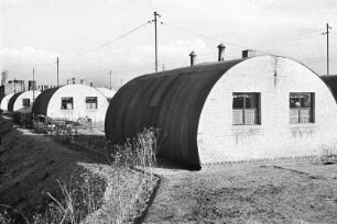 Berlin. Nissen-Hütten (1945/1948) am S-Bahnhof Hohenzollerndamm