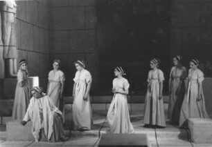 Theater Lübeck. Schauspieler während einer Aufführung der Opera bouffe "Helena" im Jahr 1946.
