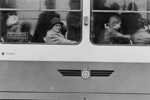 Fahrgäste in einer Straßenbahn