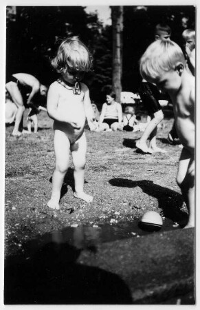 Kinder beim Baden in einem Freibad