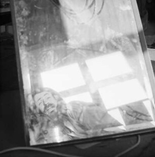 Portrait eines Mannes als Spiegelung in einem staubigen Spiegel
