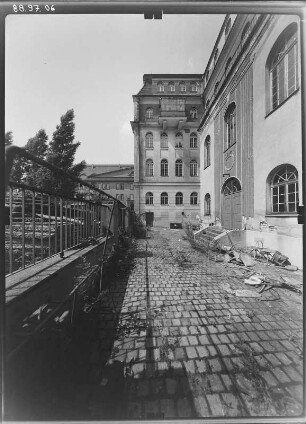 Dresden-Neustadt, Weintraubenstraße 3. EOS (Erweiterte Oberschule) "Romain Roland" (1914-1915; H. Erlwein). Hofansicht (Teilansicht) mit Eingang
