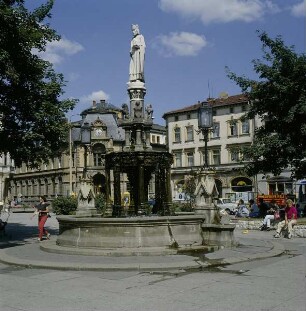 Meiningen. Heinrichsbrunnen. Gesamtansicht von Südosten