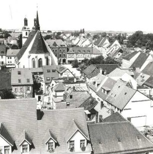 Pegau. Blick vom Rathausturm über den Markt nach West zur Stadtkirche St. Laurentius (Teleaufnahme)