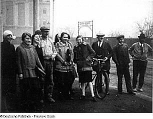 Szene aus dem experimentellen Dokumentarfilm "Filmische Plaudereien" (Alltag in der Äußeren Neustadt und in Pieschen)