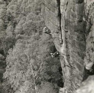 Sächsische Schweiz. Affensteine, Freier Turm. Seilschaft Bernd Arnold am "Spiel mit dem Feuer", Erstbegehung 3. Juni 1984