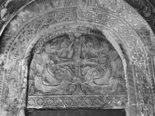 Engel tragen das Siegeskreuz Christi