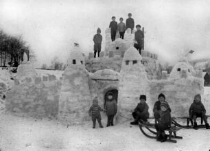 Schneeburg auf der Ziermann-Wiese beim Bahnhof : ganz re. auf dem Schlitten: Werner Barthel *03.10.1919