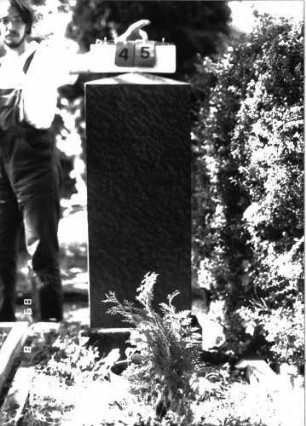 Grabstein 45 (Index: 100102131) Material: Granit, Sockel Kalkstein Zustand: gut Maße HxBxT: 127x42x16 cm Beschreibung: obliskartige Stele, Sockel: Grabstein 45