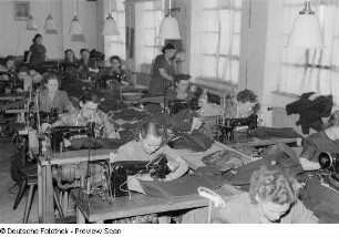 Industrienäherinnen an Naumann-Nähmaschinen im VEB Bekleidungswerk Leipzig