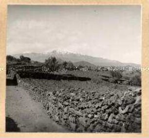 Catania/Sizilien, Steinpflanzungen bei St. Nicolosi, im Hintergrund der Ätna