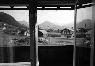 Riezlern: Blick auf den Ort, durch Fenster gesehen