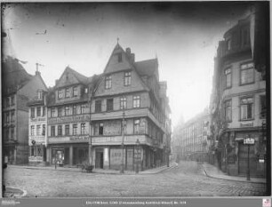 Alte Gasse 2, 4 und 6, Vilbeler Gasse von Westen und Eckhaus Vilberler Straße 33 / Große Friedberger Straße 46 (angeschnitten)