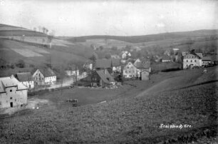unterer Ortsteil mit Engel-Gut (re.) und Lebensmittelladen Emil Tippmann (Mitte) : Haus i. d. Mitte: Weisbachsches Wohnhaus, später Tischlerei Ludwig Haase