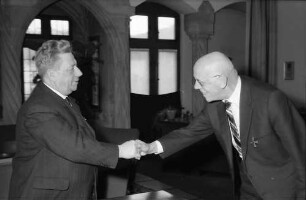 Freiburg: Regierungspräsidium; Bundesverdienstkreuz 1. Klasse für Prof. Dr. Walter Wundt; Übergabe durch Anton Dichtel