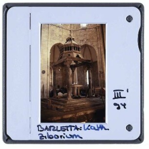 Barletta, Dom : Innenansicht, Ziborium