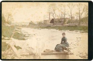 Frau in der Dreisam